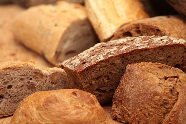 Россиянам рассказали о популярных и полезных добавках в хлебе