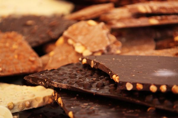 Диетологи рассказали, кому особенно полезно есть шоколад
