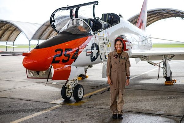 В США темнокожая женщина впервые в истории станет пилотом истребителя ВМС