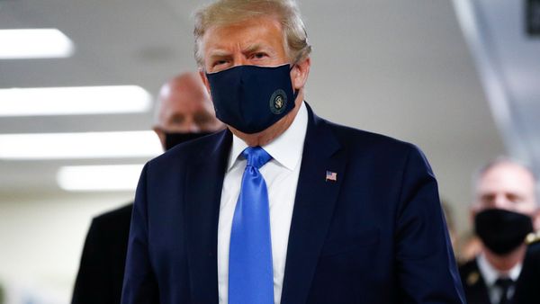 "Я никогда не был против". Трамп впервые появился на публике в маске