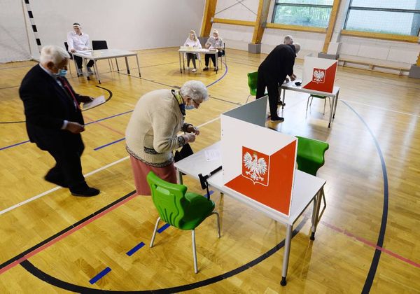 В Польше стартовал второй тур на выборах президента