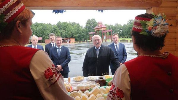 Масло, водка, а теперь — мёд. Лукашенко предложил новое "лекарство" от коронавируса