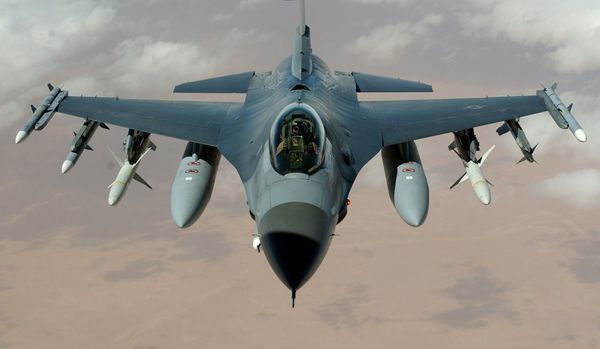 Истребитель F-16 разбился при посадке на базе ВВС США