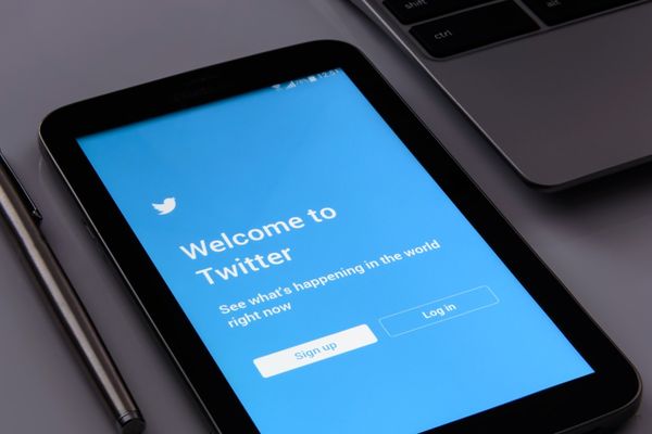 Акции "Твиттера" после взлома аккаунтов знаменитостей рухнули на предварительных торгах 