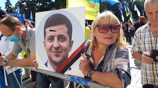 На митинг под Радой принесли портрет Зеленского с патроном во лбу