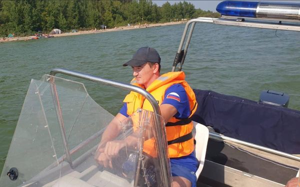 Унесло ветром от берега. Под Новосибирском спасли двух детей на надувной лодке