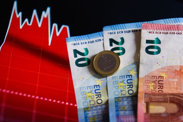 Евро вырос до 82 рублей впервые с начала мая