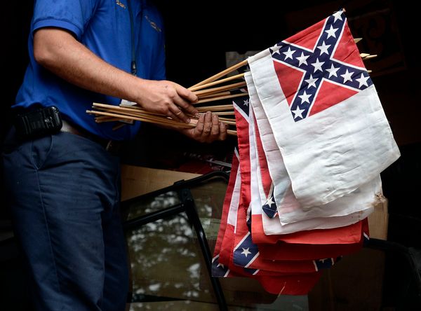 Глава Пентагона запретил использование флагов конфедератов на военных объектах США