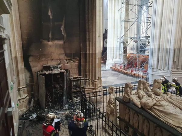 На западе Франции потушили пожар в соборе Святых Петра и Павла