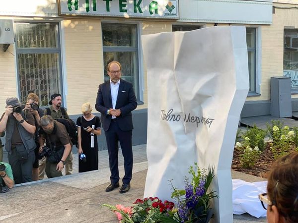 В Киеве установили памятник убитому журналисту Павлу Шеремету