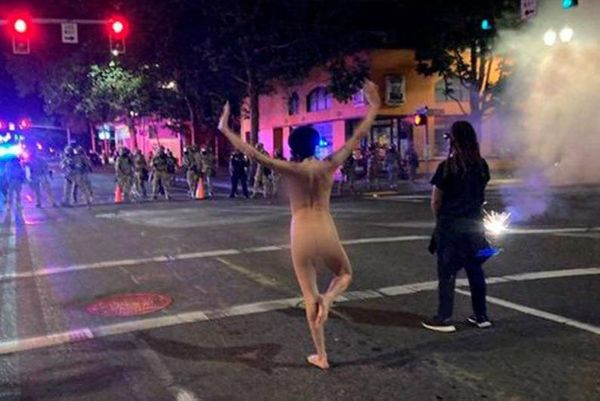 Обнажённая девушка вышла на протесты в США и прогнала полицию, показав несколько откровенных поз