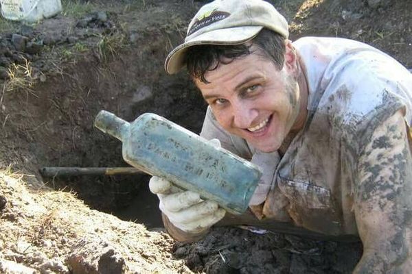 Парень нашёл 200-летнюю бутылку с человеческими зубами и волосами, и все умоляют закопать её обратно