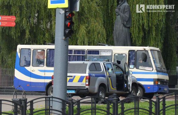 Захватчик автобуса в Луцке требует, чтобы Зеленский записал видеообращение с призывом посмотреть фильм "Земляне"