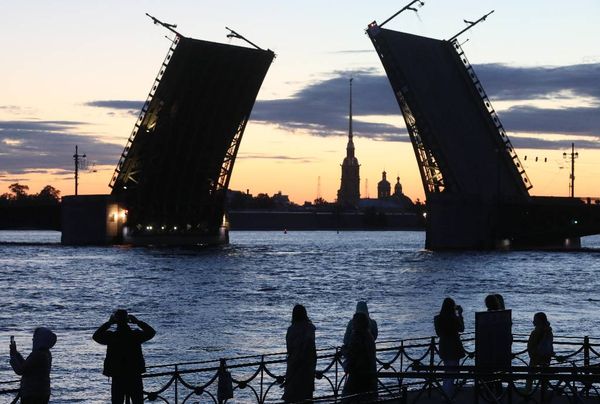 После парада на День ВМФ в Петербурге разведут Дворцовый мост