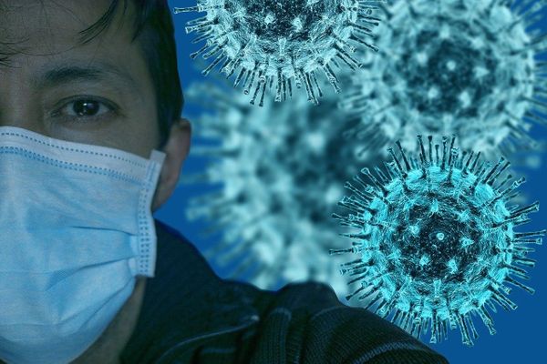Эпидемиолог заявил об адаптации коронавируса к человеку