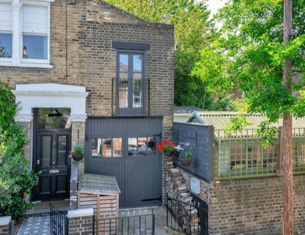 В Лондоне выставлен на продажу дом, который в ширину меньше автобуса, но цена как за большой особняк
