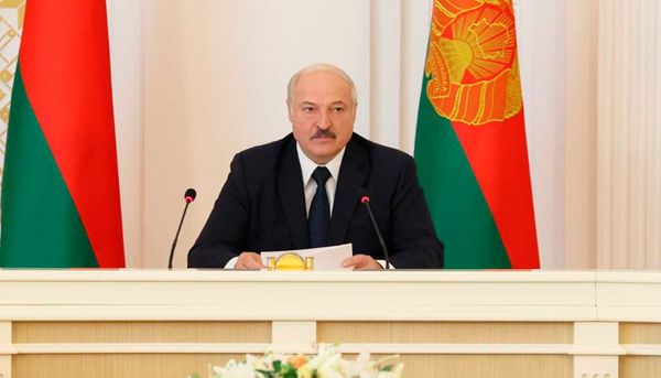Лукашенко пригрозил иностранным СМИ выдворением и предложил им писать про комбайнёров