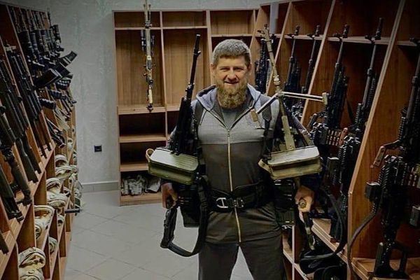 "Не переживайте". Кадыров объяснил фото с пулемётами в руках
