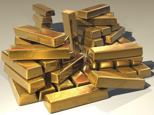 Цена золота побила почти десятилетний рекорд