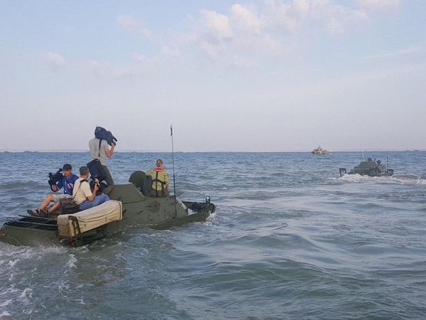 Бронемашина затонула в Керченском проливе во время патриотической акции