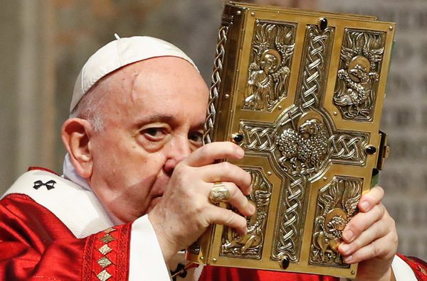 Папа римский поддержал решение о полном прекращении огня в Донбассе