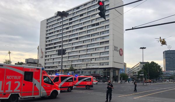 Автомобиль врезался в толпу в Берлине, семь человек пострадали