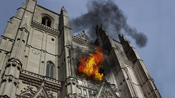 Поджог собора во Франции: за что уроженцу Руанды ненавидеть христианскую культуру