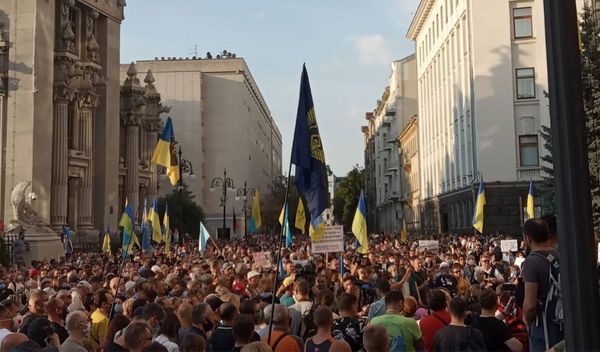 В центре Киева состоялся митинг против "капитуляции" в Донбассе
