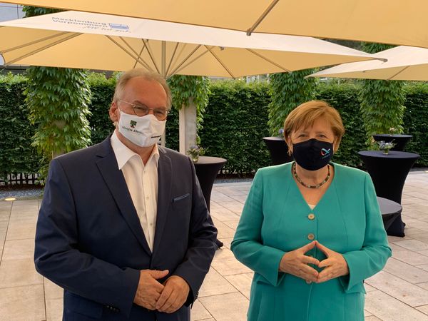 Меркель сдержала обещание и показалась журналистам в маске