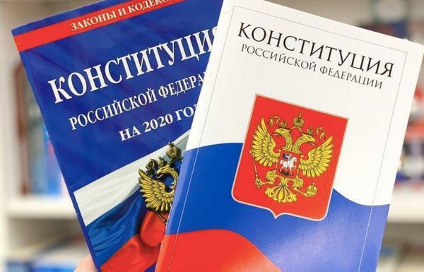 Путин предложил вручать новую конституцию при выдаче паспорта