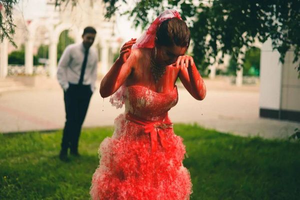Жених протащил невесту по асфальту, а после облил "кровью" прямо у загса в Казани — фото