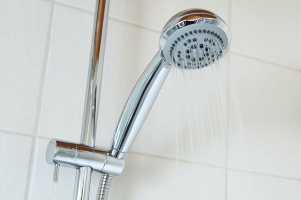 Стоит ли принимать душ каждый день или это опасно: ответ дерматологов