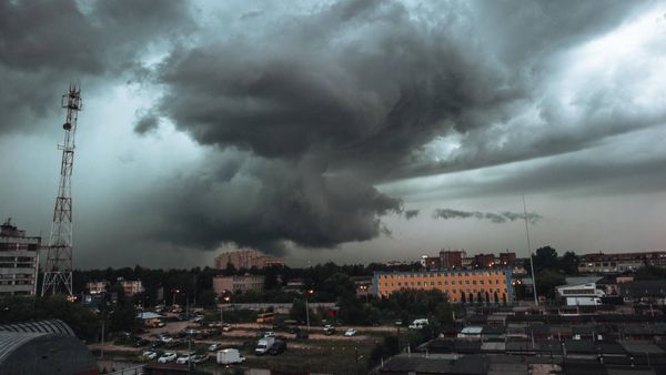 Кара небесная или конец света. В соцсетях публикуют фото и видео про шторм, обрушившийся на Москву