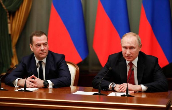 Медведев — об общении с Путиным: Добрые товарищеские отношения