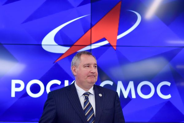 Рогозин предложил украшать ракеты и корабли хохломой и гжелью