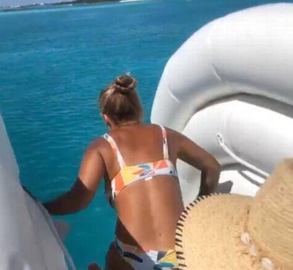 Друзья сняли на видео, как девушка спускается с горки в море, где её уже поджидала акула