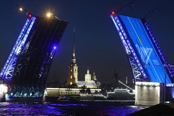 "Кончится лето". Дворцовый мост в Петербурге впервые разведут под песни Цоя