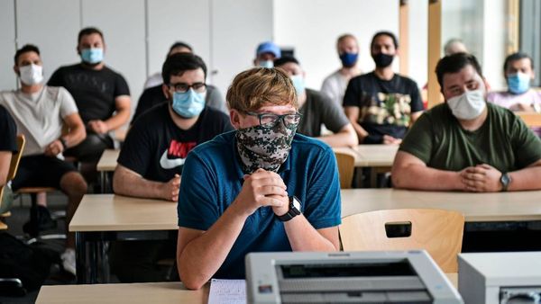 В Госдуме предложили бесплатно раздавать защитные маски школьникам и студентам