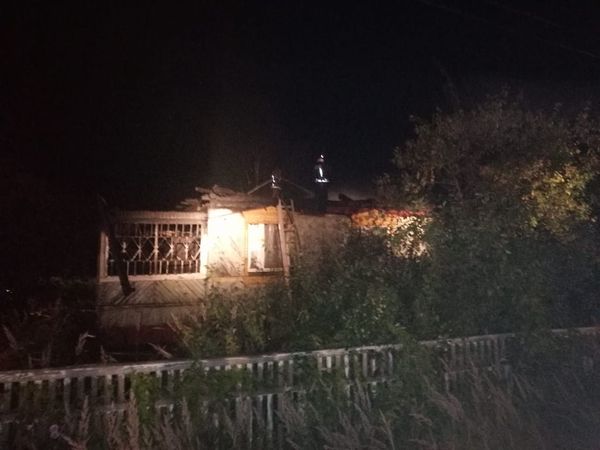 Два человека погибли при пожаре в частном доме в Подмосковье