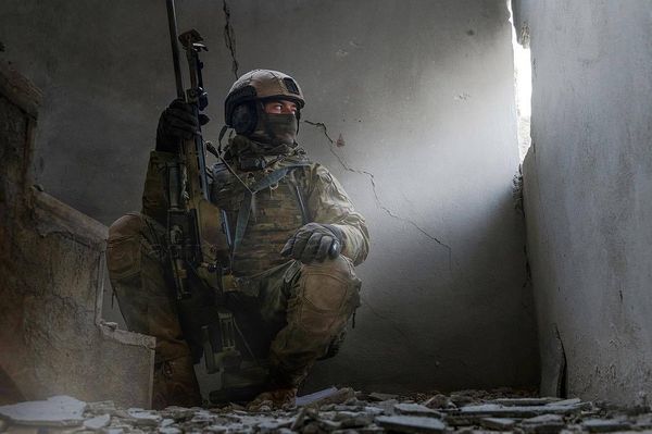 Звезда Героя за секретную битву. Как один спецназовец отбился от сорока террористов и спас от смерти сирийский город