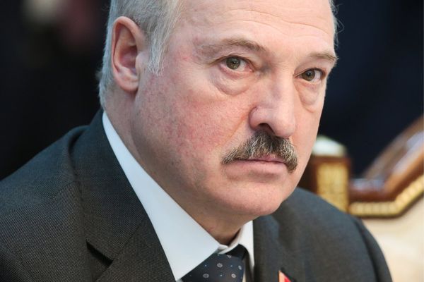Лукашенко: Страну никому не отдадим, ситуацию удержим