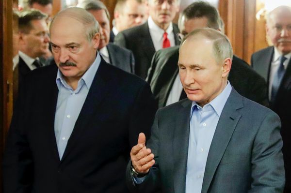 Путин и Лукашенко по телефону обсудили ситуацию в Белоруссии