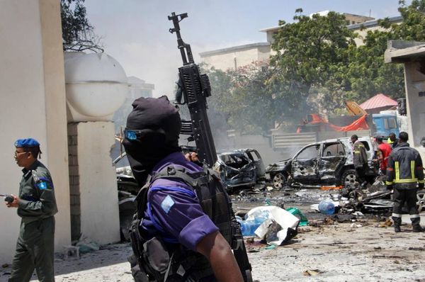 Мощный взрыв и захват заложников. Боевики совершили нападение на отель в столице Сомали