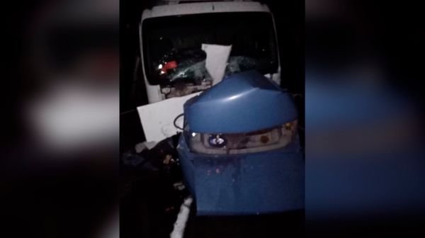 Пять человек погибли при столкновении легковушки и грузовика в Алтайском крае