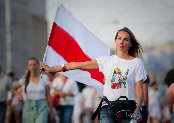 Простыни и старые тряпки. Протестующие в Минске рассказали, как шьют бело-красные флаги