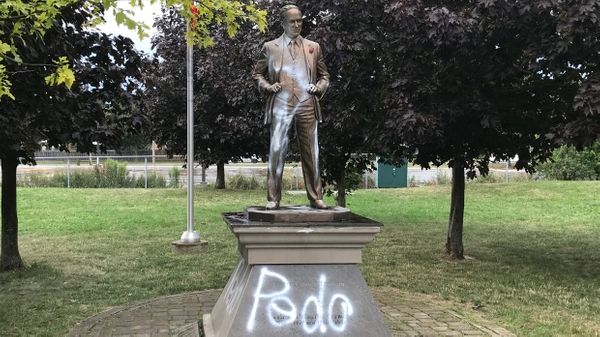 В Канаде вандалы вновь осквернили памятник отцу премьер-министра Трюдо