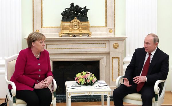 Путин заявил Меркель о неприемлемости вмешательства в дела Белоруссии