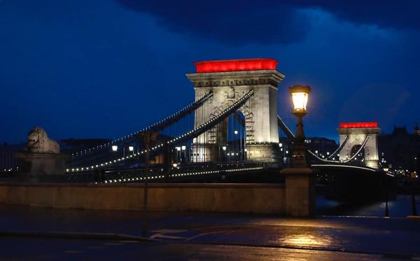 В Будапеште окрасили мост в цвета флага протестующих в Белоруссии