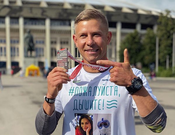 Митя Фомин поддержал акцию "Пожалуйста, дышите!" на Московском полумарафоне