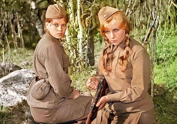 10 советских актрис, которым стоит только надеть униформу, и от них не оторвать глаз